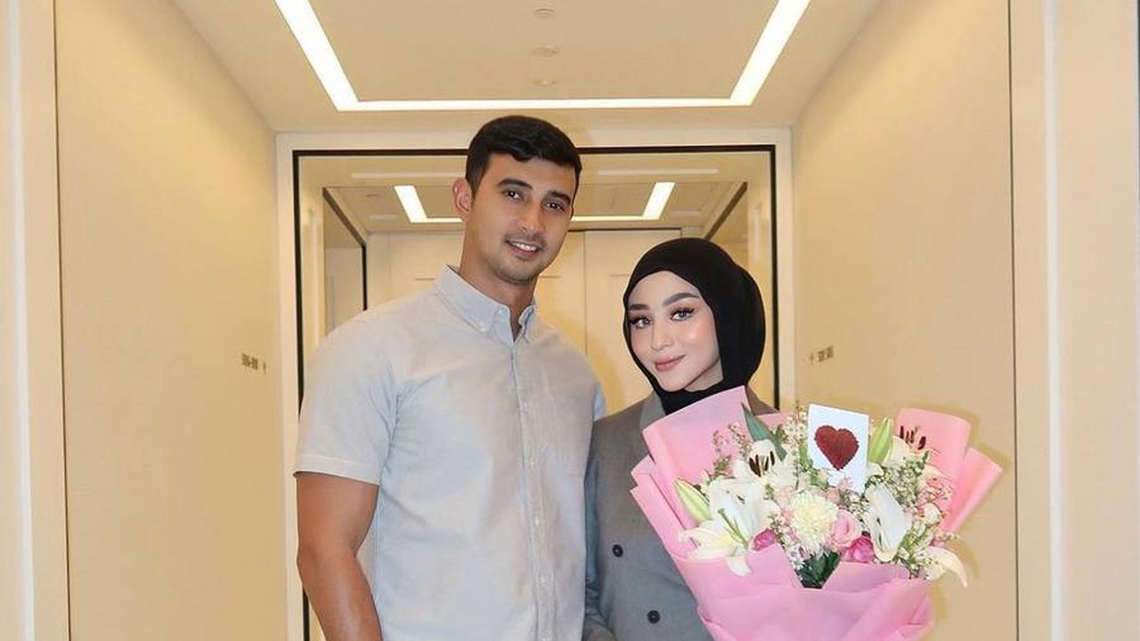 8 Foto Margin & Ali Syakieb Dinner Romantis Berdua Saat Rayakan Anniversary Pernikahan