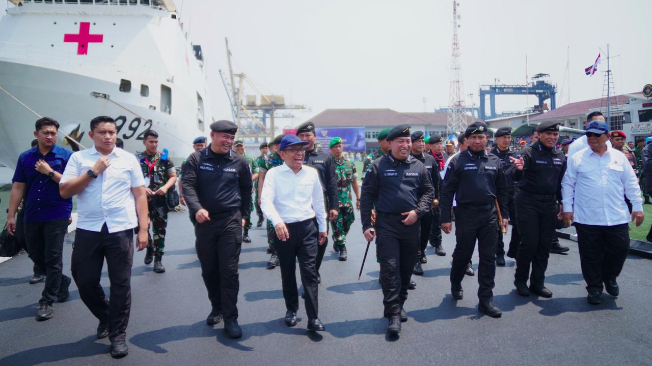 Momen Penyematan Brevet Kehormatan Presiden Jokowi