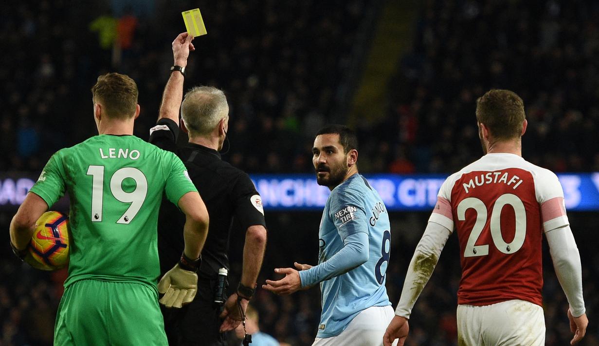 Manchester City tidak pernah menang, 1 kali imbang dan 1 kali kalah, di Liga Inggris musim lalu saat laga dipimpin oleh wasit Martin Atkinson. (Foto: AFP/Oli Scarff)