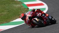 Pembalap MotoGP Spanyol dari Tim Ducati Lenovo, Marc Marquez, mengendalikan motornya selama sesi latihan kedua menjelang Grand Prix MotoGP Italia di sirkuit Mugello, di Mugello, dekat Florence, pada 29 Mei 2026. (Andreas SOLARO/AFP)