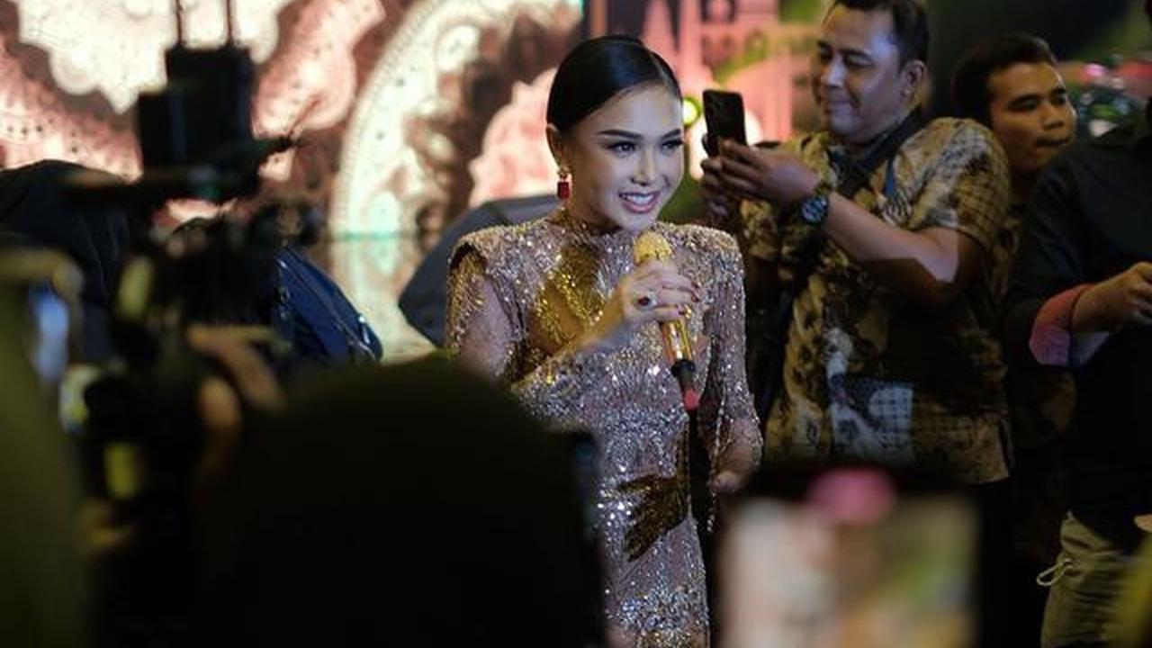 Potret Yuni Shara Pakai Dress Payet saat Manggung di Tegal, Cantik dan Menawan