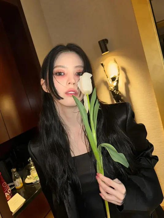 Sang Makeup Artist, Kang Yewon tampak mengaplikasikan eyeshadow merah pada kelopak dan bawah mata, menciptakan impresi sleepy atau mengantuk. [@xeesoxee]