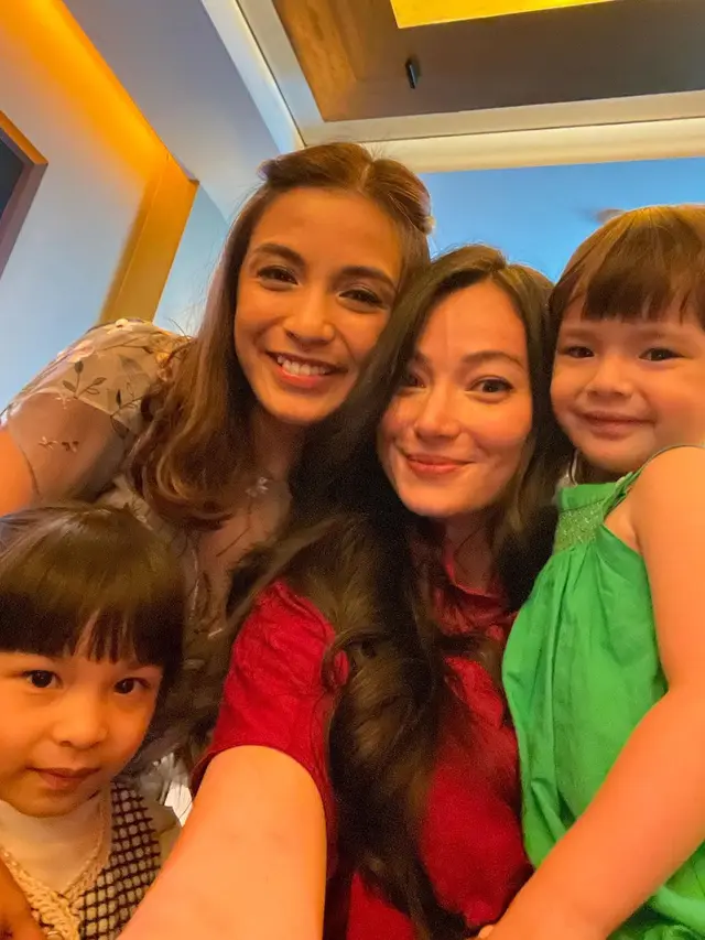 6 Potret Asmirandah Ajak Anak Nonton The Little Mermaid, Bertemu Jessica Mila