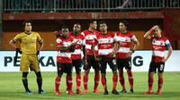Skuat Madura United meratapi kekalahan dari PSS di Stadion Gelora Madura, Pamekasan, Rabu (31/7/2019). (Bola.com/Aditya Wany)