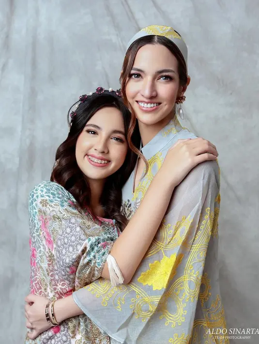 Tersenyum manis, Mikhayla tampil flawless dengan makeup bernuansa merah muda, rambut hitam panjangnya diikal dan dibiarkan tergerai, diberi bando sebagai penyempurna penampilannya secara keseluruhan. [Foto: Instagram/victoria_makeupatelier]