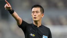 Wasit asal Korea Selatan, Ko Hyung-jin saat memimpin laga Grup A Liga Champions Asia antara Iran melawan Iraq yang berlangsung di Khalifa International Stadium, Doha, Qatar, 20 September 2020. Ko Hyung-jin ditunjuk oleh FIFA menjadi salah satu wasit dari AFC yang akan memimpin sejumlah laga di Piala Dunia U-17 2023 Indonesia. (AFP/Karim Jaafar)