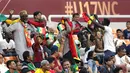 Sejumlah suporter Senegal melakukan chant untuk mendukung timnya pada laga 16 Besar Piala Dunia U-17 2023 antara Timnas Prancis U-17 melawan Timnas Senegal U-17 yang berlangsung di Jakarta Internetional Stadium (JIS), Jakarta, Rabu (22/11/2023). (Bola.com/Bagaskara Lazuardi)