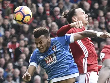 Inilah momen saat pemain Manchester United, Zlatan Ibrahimovic (2kiri)  menyikut pemain Bournemouth, Tyrone Mings (kiri) pada laga Premier League pekan ke-27 di Old Trafford, Manchester, (4/3/2017). (AFP/Oli Scarff)