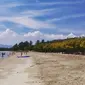 Pantai Pasir Putih sendiri seperti pantai pribadi yang hanya berjarak 6 km dari Pos Lintas Batas Negara (PLBN) RI-Timor Leste di Motaain.