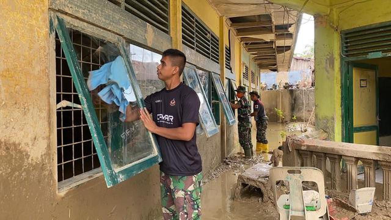Andalkan Serokan dan Gerobak, TNI Bersihkan Lumpur Tebal di Sekolah-sekolah Aceh Tamiang