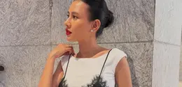 gaya makeup ala Shenina juga menjadi sorotan berkat tampilannya yang fresh, glowing, namun tetap standout lewat sentuhan lipstik merah merona. [@sheninacinnamon].