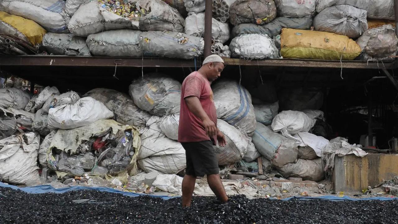 Pekerja menjemur sampah plastik yang sudah dicacah di lokasi industri perumahan di  Kelurahan Jatirahayu, Bekasi, Jawa Barat, Kamis (9/11/2023).