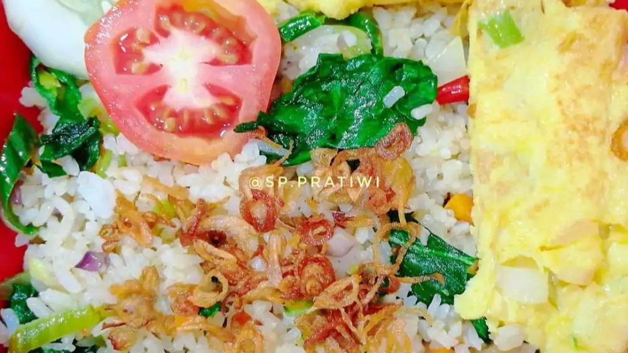 6. Nasi Goreng Omelet