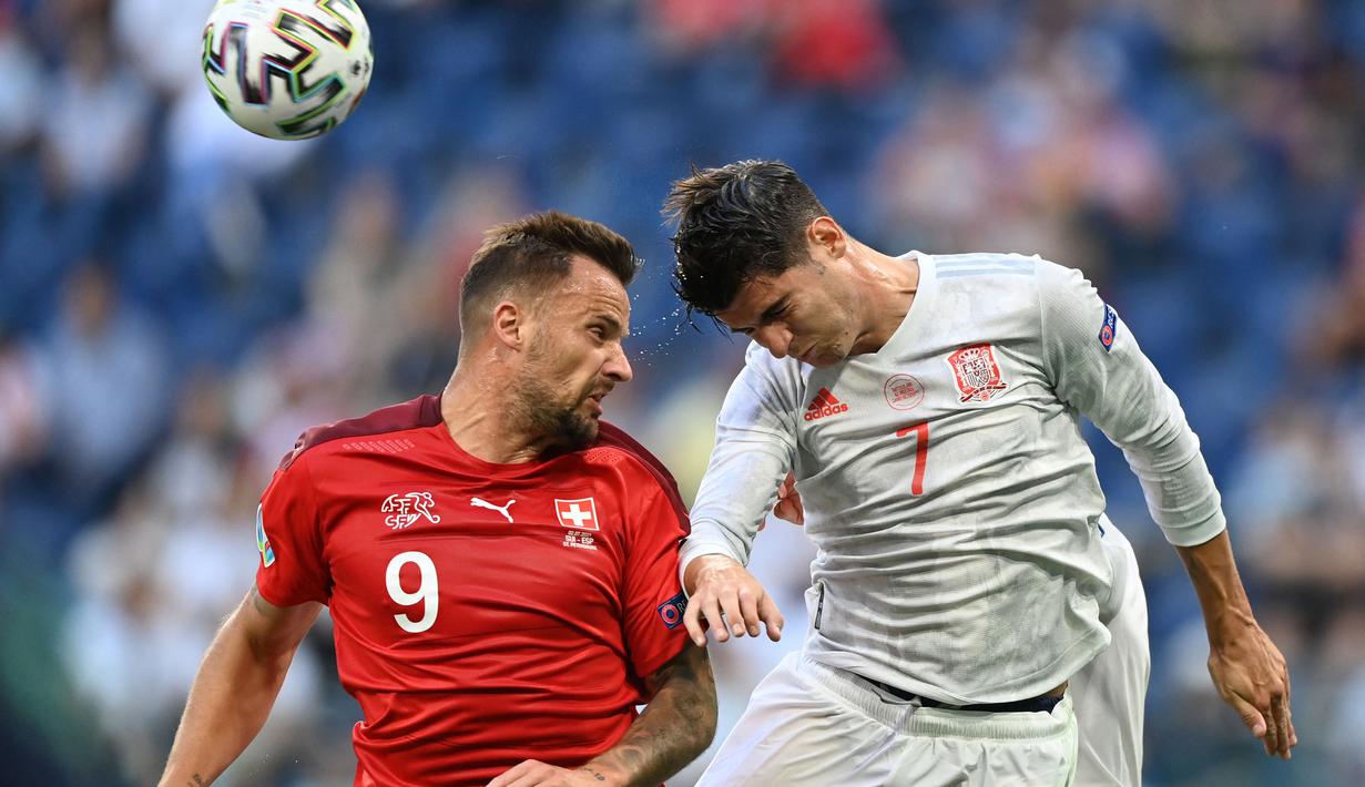 Pemain depan Spanyol, Alvaro Morata (kanan) menyundul bola dengan pemain depan Swiss, Haris Seferovic ketika pertandingan Perempatfinal UEFA EURO 2020 antara Swiss mealawan Spanyol di Stadion Krestovsky, Saint Petersburg pada 2 Juli 2021.
(AFP/Pool/Kirill Kudryavtsev)