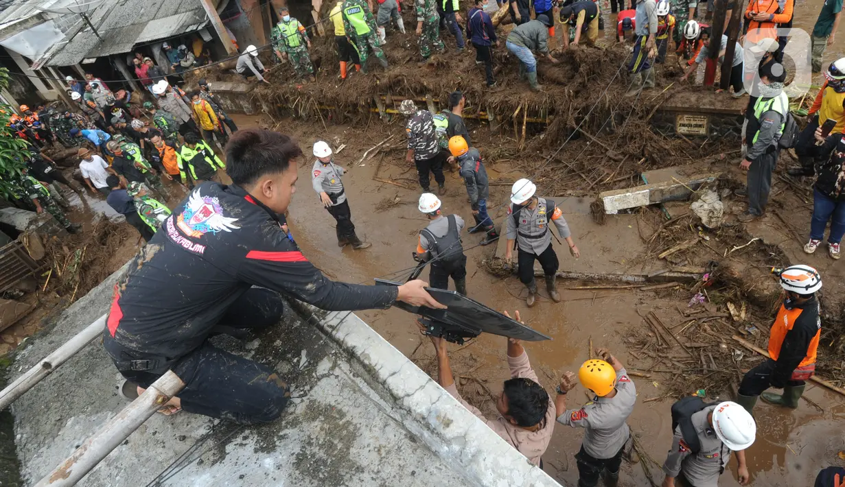 Warga mengevakuasi barang milik mereka usai banjir bandang yang melanda Kampung Cibuntu, Desa Pasawahan, Kecamatan Cicurug, Sukabumi, Jawa Barat, Selasa (22/9/2020). Banjir bandang mengakibatkan puluhan bangunan rusak berat, 12 rumah hanyut, dan dua korban masih hilang. (merdeka.com/Arie Basuki)
