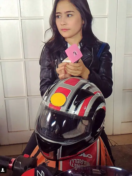  GGS sendiri memang tengah mempersiapkan episode perdananya, dan selama waktu belakangan ini Prilly Latuconsina pun rajin membagikan kegiatannya dilokasi syuting. (Via Instagram/@Prillylatucosina96)