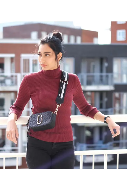 Gaya kasual Tyas dengan turtle neck dan bun hairnya ini pas banget. Terlebih saatitu Tyas berada di luar ruangan dengan matahari yang terik, dengan gaya rambut ini Tyas jadi tak mudah kepanasan. (Instagram/tyasmirasih)