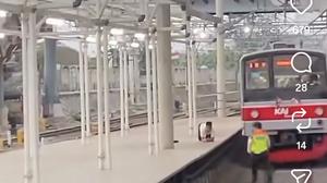 Kronologi Pria Melompat ke Rel Stasiun Tanah Abang, Ini Tindakan Masinis