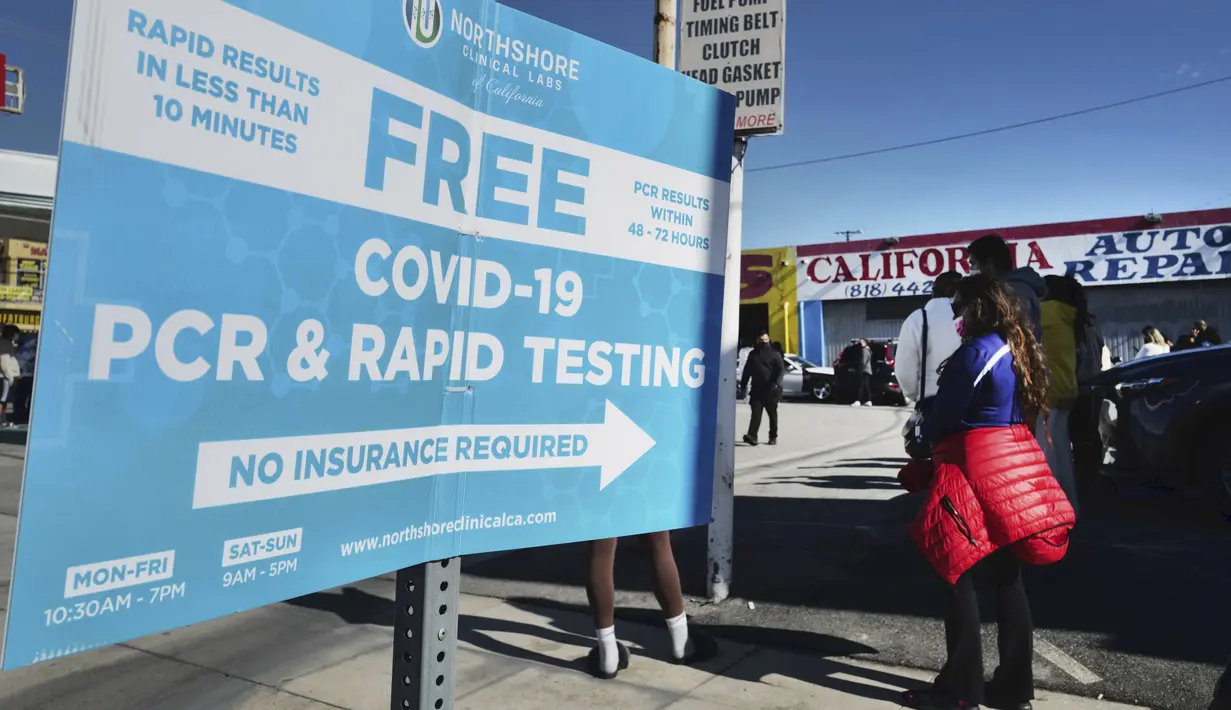 Orang-orang mengantre untuk tes diagnostik cepat (rapid test) COVID-19 gratis di sebuah pompa bensin, di bagian Reseda, Los Angeles, Minggu (26/12/2021). Tes gratis ini digelar saat California bersiap menghadapi lonjakan kasus setelah liburan. (AP Photo/Richard Vogel)