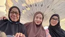 Dalam beberapa momen, ia juga terlihat mengenakan abaya berwarna cokelat yang memberikan kesan hangat dan elegan, selaras dengan arsitektur indah Masjid Nabawi dan Masjidil Haram.  [@enzystoria]