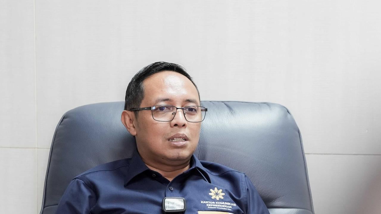 Wakil Menteri Komunikasi dan Digital (Komdigi) Angga Raka Prabowo saat berdiskusi bersama Kepala Kantor Komunikasi Kepresidenan (PCO) Hasan Nasbi