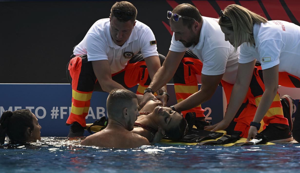 Anita Alvarez pun berhasil diselamatkan dan langsung ditandu menuju pusat medis di arena kolam renang. Kondisinya pun berangsur membaik setelah mendapat penanganan dokter pertandingan. (AP/Anna Szilagyi)
