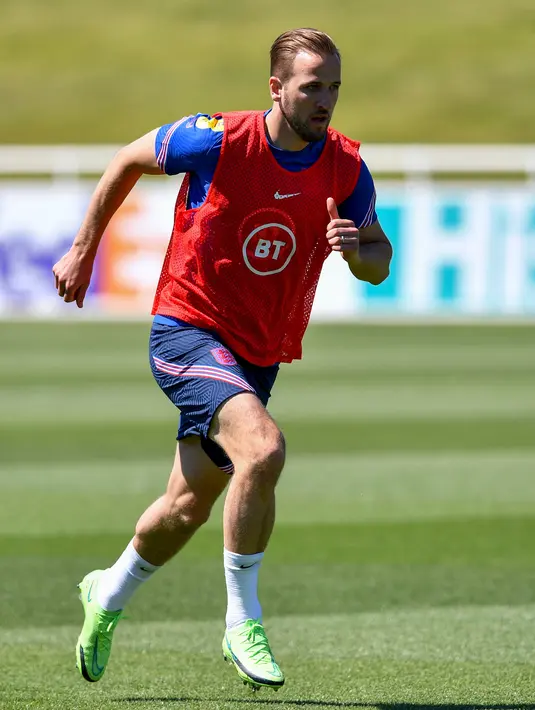 Penyerang Inggris, Harry Kane melakukan pemanasan saat mengikuti latihan menjelang kompetisi Piala Eropa 2020 di stadion St. George's Park di Burton-upon-Trent  (9/6/2021). Inggris akan bertanding melawan Kroasia pada Grup D Piala Eropa 2020 di Stadion Wembley. (AFP/Justin Tallis)