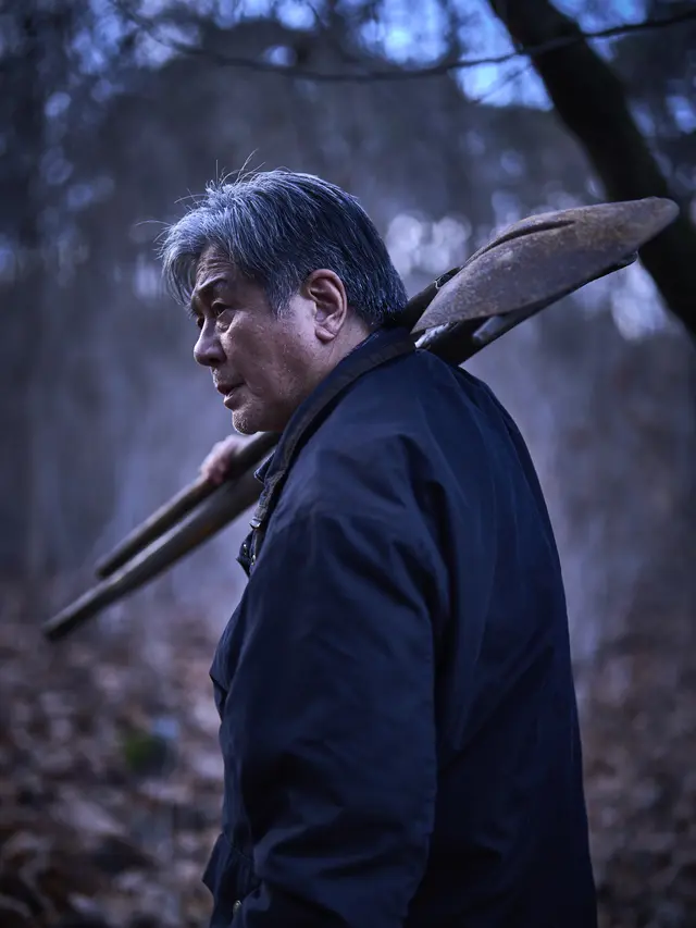 Choi Min Sik dalam Film Korea Exhuma. (Showbox via Soompi)