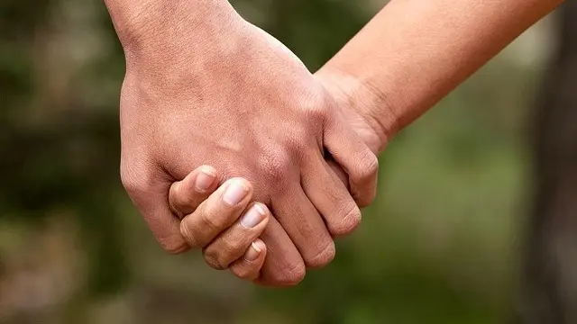 pegangan tangan sepasang kekasih (foto: Brightside)