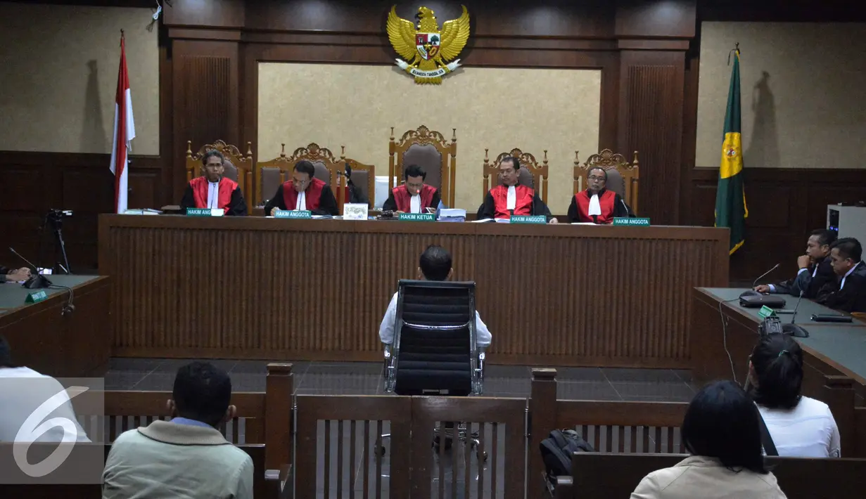 Suasana sidang Pengacara Saipul Jamil, Kasman Sangaji di Pengadilan Tipikor, Jakarta, Senin (14/11). Kasman juga‎ dikenai denda Rp 100 juta subsider dua bulan kurungan. (Liputan6.com/Helmi Affandi)