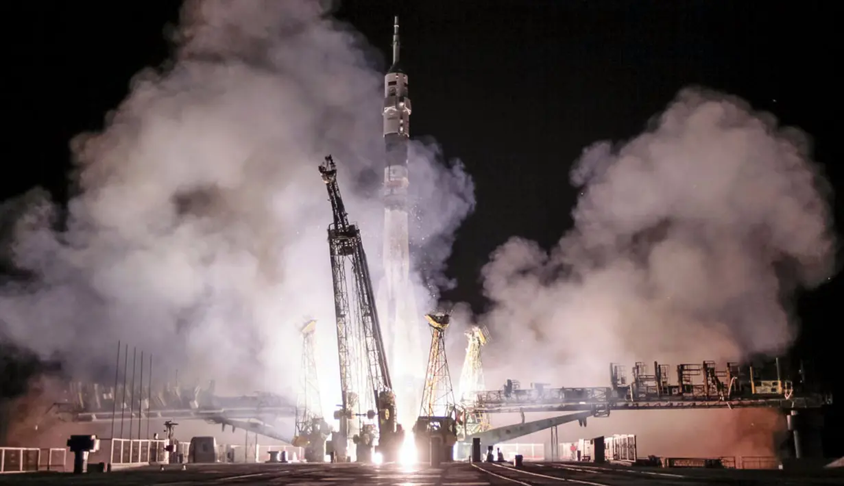 Pesawat ruang angkasa Soyuz TMA-14M yang membawa tiga awak mengangkasa dari Baikonur Cosmodrome, Kazakhstan, (26/9/2014). (REUTERS/Shamil Zhumatov)