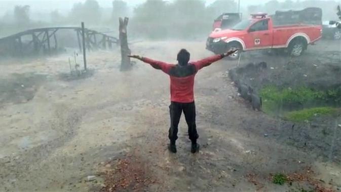 Satgas kebakaran hutan dan lahan (karhutla) mengucapkan syukur saat hujan deras turun di Jambi kemarin (23/9/2019). (Printscreen Video Badan Nasional Penanggulangan Bencana/BNPB)