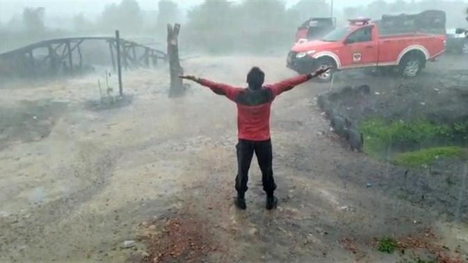 Satgas kebakaran hutan dan lahan (karhutla) mengucapkan syukur saat hujan deras turun di Jambi kemarin (23/9/2019). (Printscreen Video Badan Nasional Penanggulangan Bencana/BNPB)