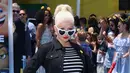 Pose Christina Aguilera saat menghadiri Premiere Film "The Emoji Movie" di bioskop The Village Village di Los Angeles, AS (23/7). Penyanyi berusia 36 tahun ini hadir bersama tunangannya Matt Rutler. (Photo by Willy Sanjuan/Invision/AP)