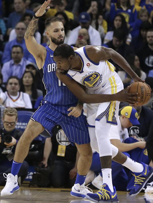 Aksi pemain Warriors, Kevin Durant (35) saat melewati adangan pemain Orlando Magic, Evan Fournier  pada lanjutan NBA Basketball game di Oracle Arena, Oakland, (13/11/2017). Warriors menang 110-100. (AP/Ben Margot)
