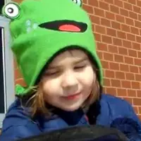 Dengan lugunya anak berambut pirang ini ingin menjual adiknya untuk membeli mainan.