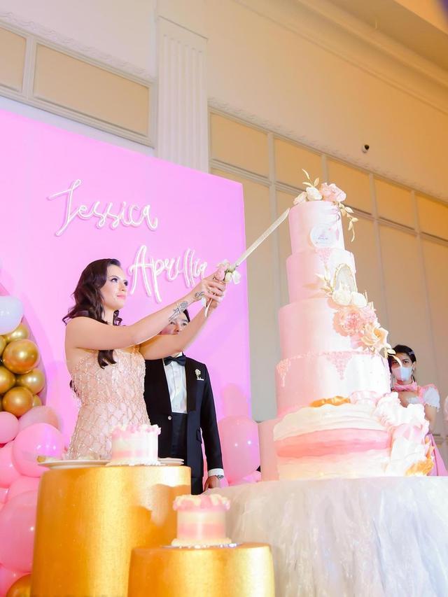 6 Momen Abash Rayakan Ulang Tahun Sang Kekasih, Gayanya Curi Perhatian