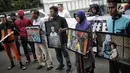 Massa aksi gerakan #BersihkanIndonesia mendatangi markas TKN Jokowi-Ma'ruf Amin, Jakarta, Rabu (13/2). Mereka menantang Capres 01 Joko Widodo meninggalkan batu bara sebagai sumber utama energi nasional ke energi bersih. (Liputan6.com/Faizal Fanani)