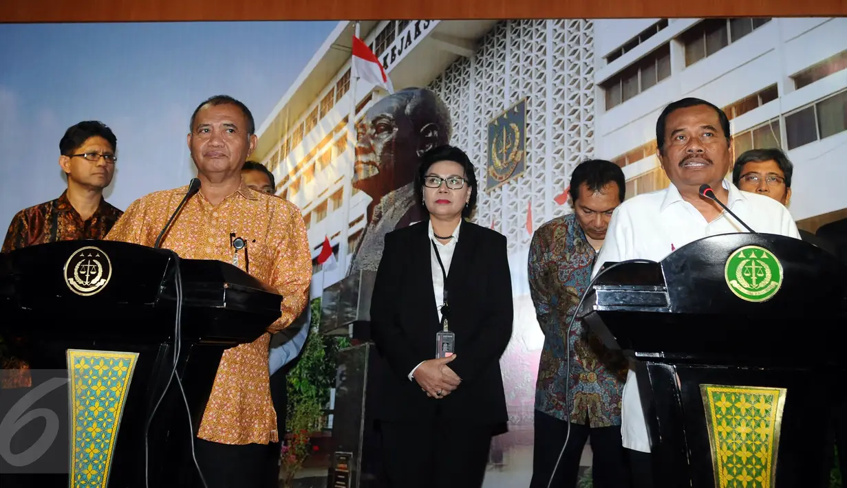 Jaksa Agung, HM Prasetyo (kanan) bersama Ketua KPK, Agus Rahardjo memberikan keterangan usai melakukan bertemu di gedung Kejagung, Jakarta, Selasa (5/1/2016). Pertemuan membahas penguatan pengawasan pemberantasan korupsi. (Liputan6.com/Helmi Fithriansyah)