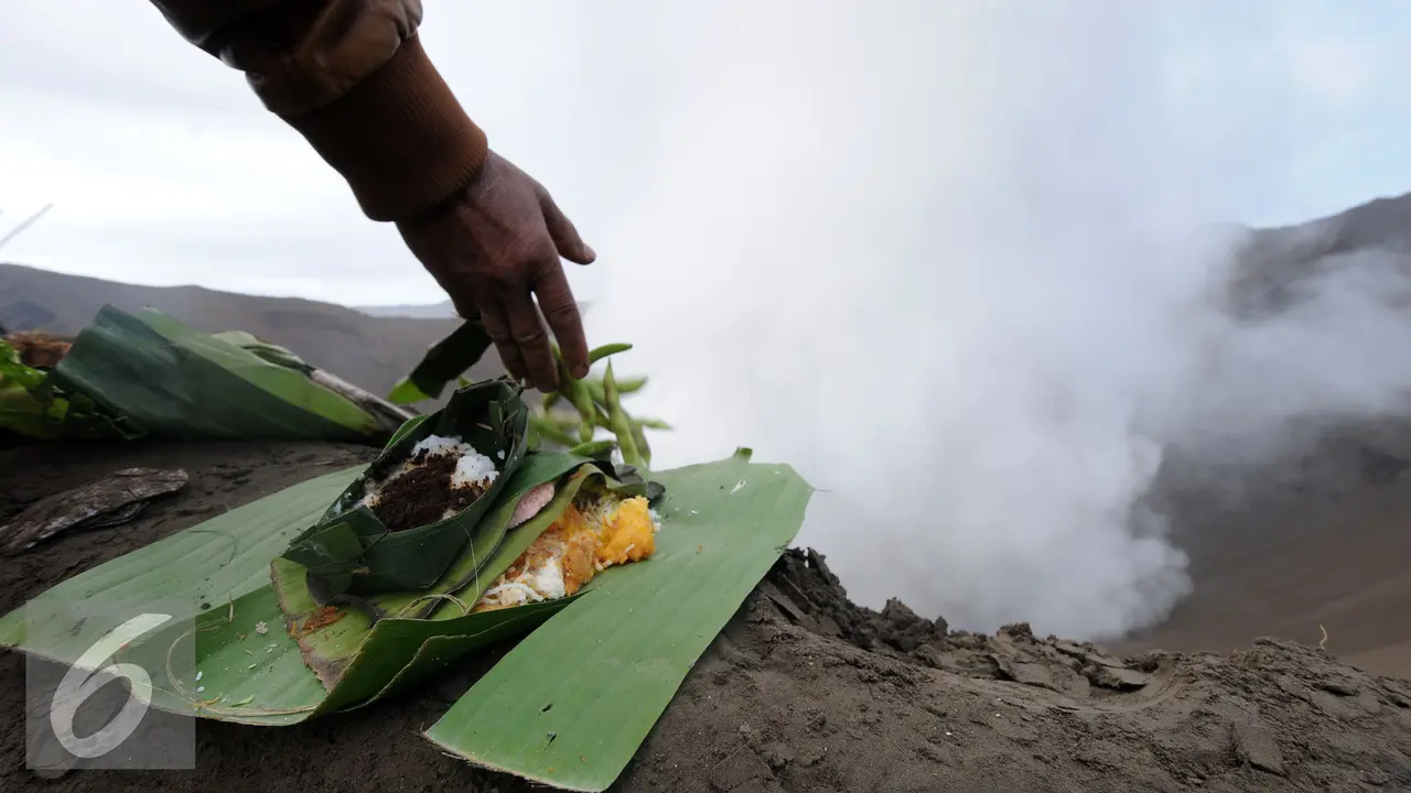 20160721-Suku-Tengger-Lakukan-Larung-Hasil-Bumi-HEL