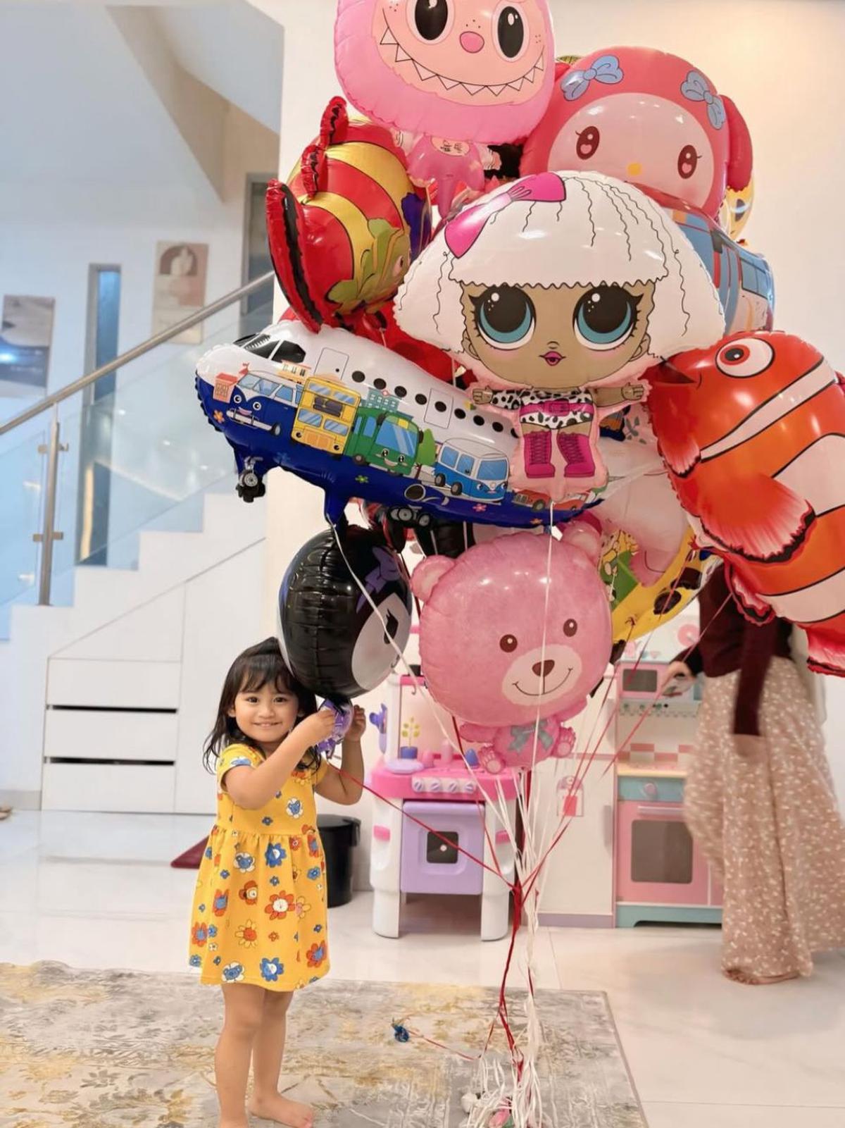 7 Potret Ria Ricis dan Moana, Momen Hangat Menjenguk Baby Yasmin Anak Shindy Putri