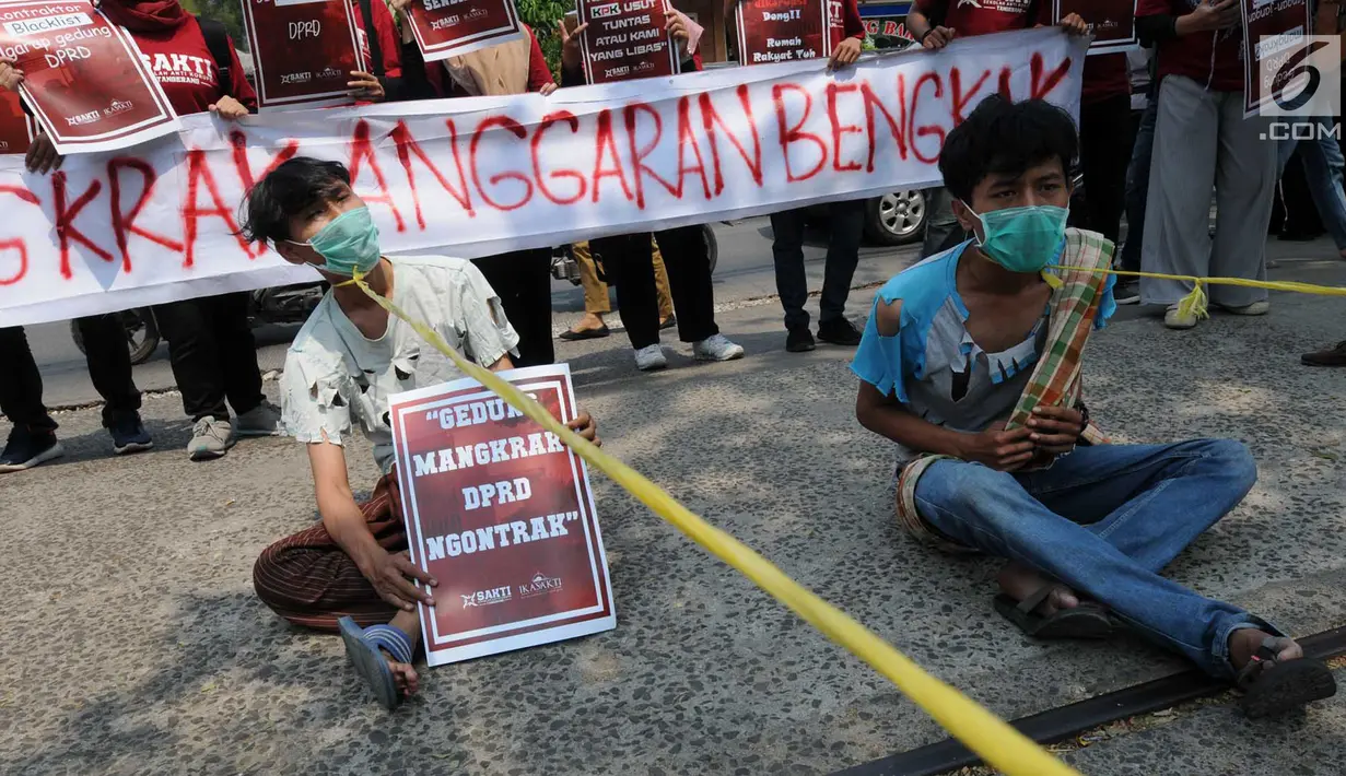 Massa Sekolah Antikorupsi Tangerang dan Ikatan Alumni Sekolah Antikorupsi menggelar aksi di depan Gedung IFA, Tangerang Selatan, Senin (8/10). Aksi digelar terkait mengkaraknya pembangunan Gedung DPRD Kota Tangerang Selatan. (Merdeka.com/Arie Basuki)