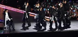 BTS tampil selama konser mereka di Gwanghwamun Square, Seoul, Korea Selatan, pada 21 Maret 2026. (KIM Min-Hee/POOL/AFP)