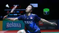 Tunggal putra Indonesia, Anthony Ginting, gagal menjuarai Indonesia Open 2023 setelah menyerah 14-21, 13-21 dari wakil Denmark, Viktor Axelsen pada laga final yang digelar di Istora Senayan, Jakarta, Minggu (18/6/2023) sore WIB. (Bola.com/Muhammad Iqbal Ichsan)