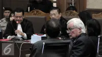 Ahli Forensik dari Australia, Richard Bryan Collins (kanan) hadir sebagai saksi di persidangan ke-24 dengan terdakwa Jessica Kumala Wongso di PN Jakpus, Kamis (22/9). (Liputan6.com/Helmi Afandi)