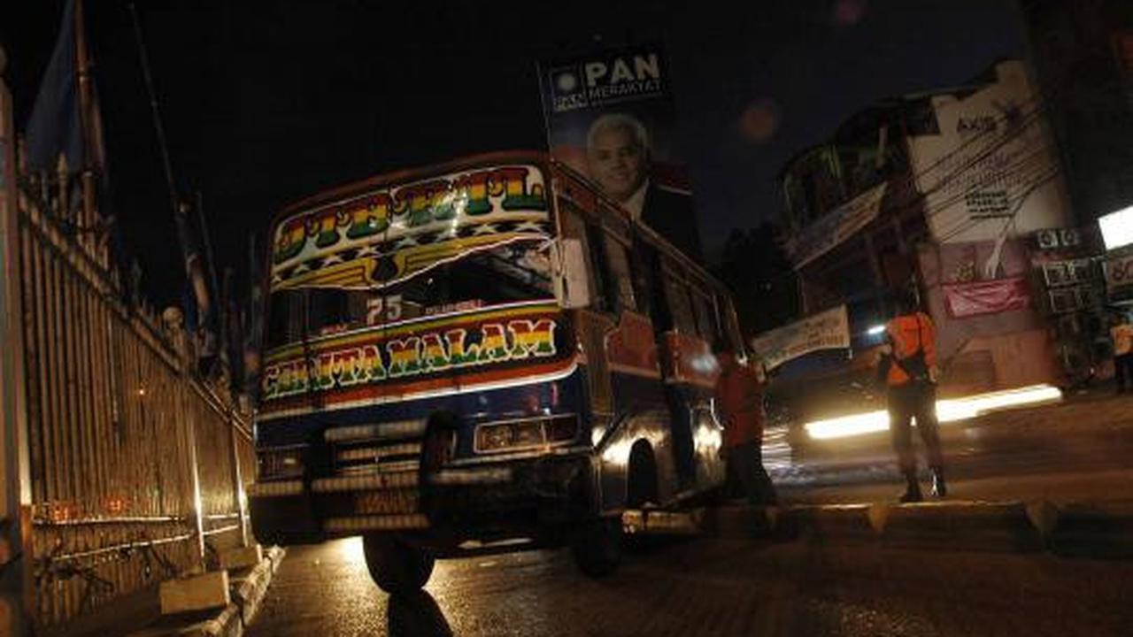 Metromini melintang tabrak separator busway
