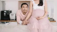 Raditya Dika dan Anissa Aziza lakukan pemotretan menjelang persalinan (dok. Instagram @radityadika/https://www.instagram.com/p/Bw80wDjJSc5/Fairuz Fildzah)