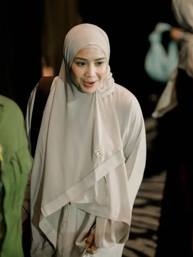 Nagita Slavina hadir di Kajian Ustaz Hanan Attaki . [@ayah_amanah]