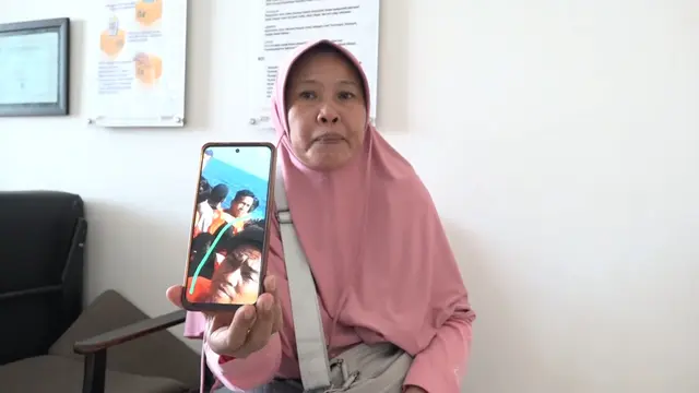 Keluarga mendatangi Posko Crisis Center (MCC) di KSOP Utama Makassar mencari nasib anggota keluarganya. (Liputan6.com/Fauzan).
