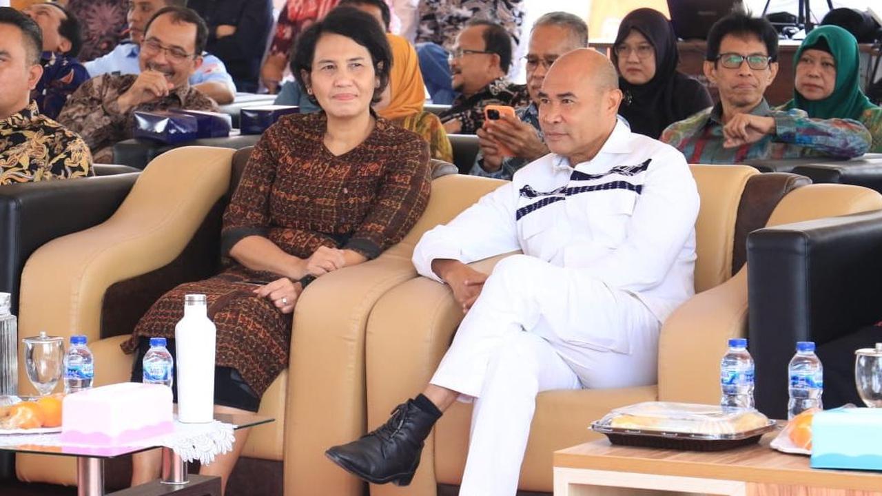 "Sebenarnya kita punya doktor-doktor peternakan yang hebat. Namun dari waktu ke waktu jumlah ternak sapi kita justru menurun. Sehingga saya sering bilang, kita tidak sedang membangun peternakan, namun kita sedang beternak sarjana," kata Viktor.